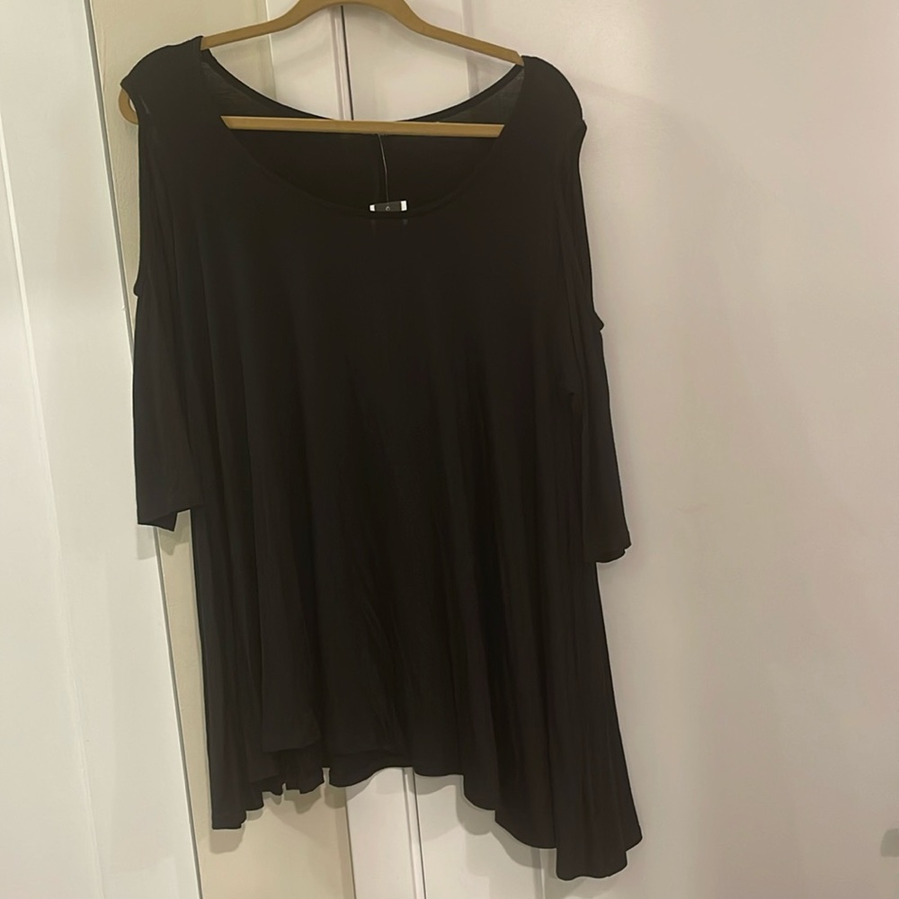 NWT Nally & Millie Black Cold Shoulder 3/4 sleeve tunic style top